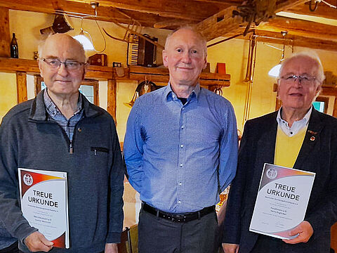Beim festlichen Jahresausklang der KERH Neuburg/Donau zeichnete Vorsitzender Ludwig Birngruber die langjährigen Mitglieder Oberstleutnant a.D. Gunter Weinrich (l.) und Hauptmann a.D. Heinz Enghuber (r.) aus. Foto: Lotter