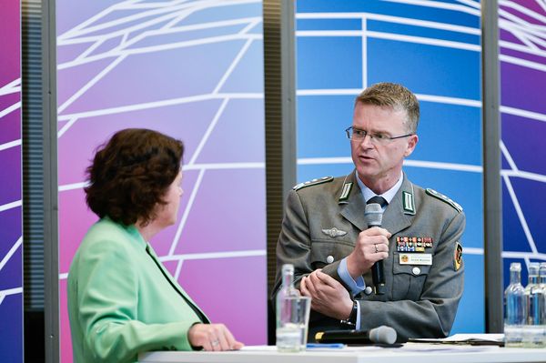 Die Expertise des Deutschen BundeswehrVerbandes ist in der Politik gefragt - so gab Oberst André Wüstner beim Kongress Impulse zur Behebung der Personalmisere in der Bundeswehr. Foto: CDU/CSU-Bundestagsfraktion