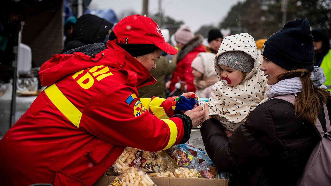 Immer mehr Menschen flüchten vor dem Krieg in der Ukraine über die Grenzen, wie hier in Rumänien. Foto: picture-alliance/Photoshot