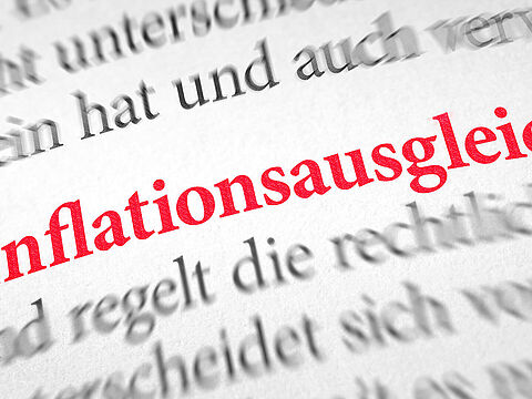 Arbeitnehmer in Elternzeit erhielten bisher keinen tarifvertraglichen Inflationsausgleich. Das Arbeitsgericht Essen entschied, dass diese Regelung rechtswidrig ist.