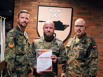Lars Schunack (von links), Alexander Grubbe und Peter Kretschmann, Vorsitzender seiner Truppenkameradschaft Panzerlehrbataillon 93. Foto: DBwV
