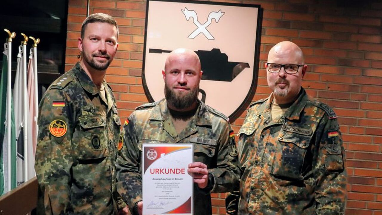 Lars Schunack (von links), Alexander Grubbe und Peter Kretschmann, Vorsitzender seiner Truppenkameradschaft Panzerlehrbataillon 93. Foto: DBwV