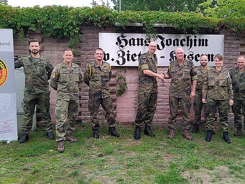 Hptm Weber gratuliert dem neuen Vorsitzenden OStFw Kusatz zur Wahl und wünscht dem Vorstand viel Erfolg bei der Arbeit. Foto: DBwV/Weber