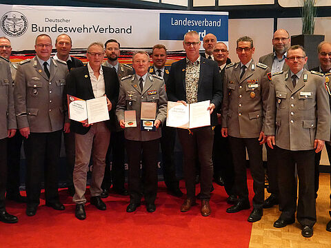 Landes- und Bundesvorstandsmitglieder mit den Geehrten. Foto: DBwV/LV Nord