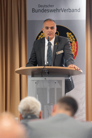 Oberstabsfeldwebel a.D. Jürgen Görlich informierte über die jüngsten Entwicklungen in der Verbandspolitik. Foto: DBwV/Mika Schmidt