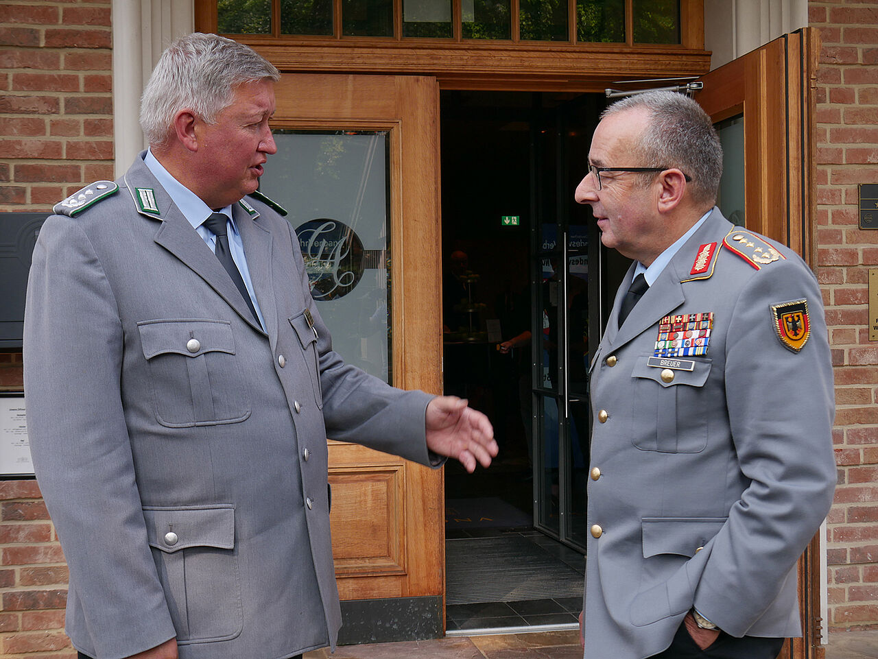 Thomas Behr im Gespräch mit dem ranghöchsten Soldaten der Bundeswehr. Foto: LV Nord