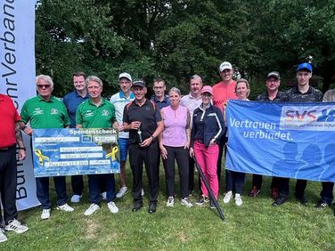 Beim Golf in Munster: Sieger und Organisatoren nach Ende des Turniers. Foto: LV Nord