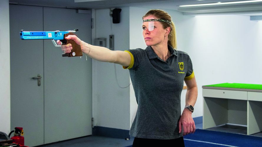 Olympia-Vorbereitung im Landesleistungszentrum Berlin: Oberfeldwebel Annika Schleu beim Training im Laser-Schießen. Foto: DBwV/Hepner