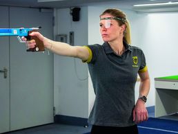 Olympia-Vorbereitung im Landesleistungszentrum Berlin: Oberfeldwebel Annika Schleu beim Training im Laser-Schießen. Foto: DBwV/Hepner