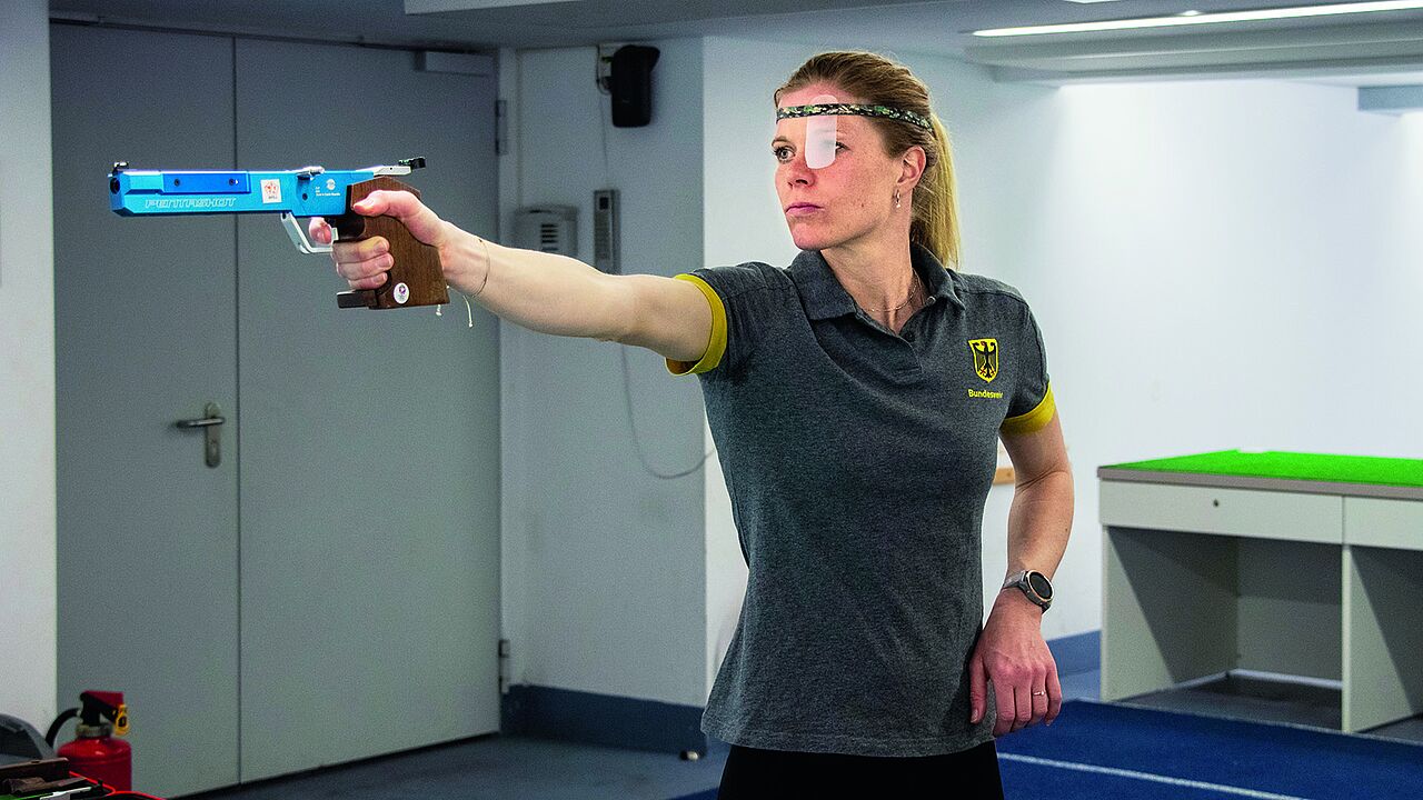 Olympia-Vorbereitung im Landesleistungszentrum Berlin: Oberfeldwebel Annika Schleu beim Training im Laser-Schießen. Foto: DBwV/Hepner