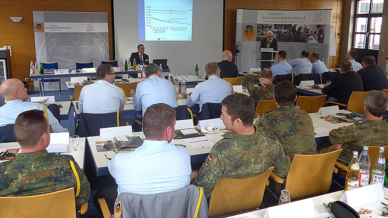 Fühlen sich als Soldaten oft von der Politik allein gelassen: Spieße auf der Tagung in Schleiden (Foto: DBwV/LV West)