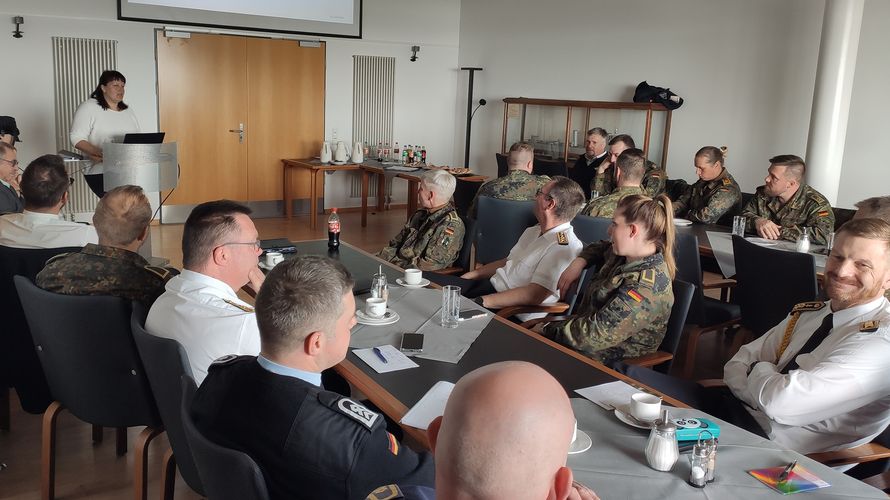 Mandy Bartels erläuterte den Mandatsträgern am Standort Stralsund nochmals ausführlich die Grenzen und Möglichkeiten zur Durchführung und Finanzierung von Veranstaltungen in den Kameradschaften. Foto: Rainer Riedel