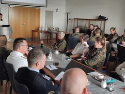 Mandy Bartels erläuterte den Mandatsträgern am Standort Stralsund nochmals ausführlich die Grenzen und Möglichkeiten zur Durchführung und Finanzierung von Veranstaltungen in den Kameradschaften. Foto: Rainer Riedel