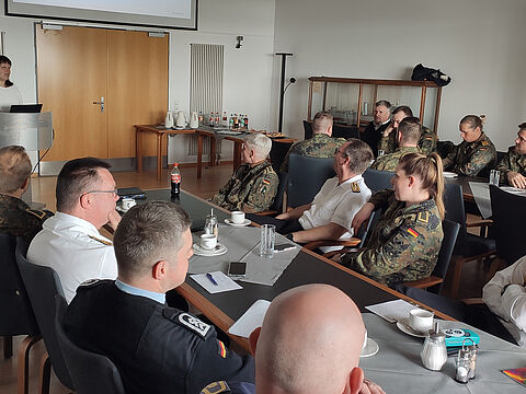 Mandy Bartels erläuterte den Mandatsträgern am Standort Stralsund nochmals ausführlich die Grenzen und Möglichkeiten zur Durchführung und Finanzierung von Veranstaltungen in den Kameradschaften. Foto: Rainer Riedel