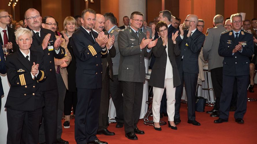 Mehr als 500 Gäste kamen zum Parlamentarischen Abend des DBwV. Selbstverständlich konnte Oberstleutnant André Wüstner auch Verteidigungsministerin Annegret Kramp-Karrenbauer begrüßen. Foto: DBwV/Yann Bombeke