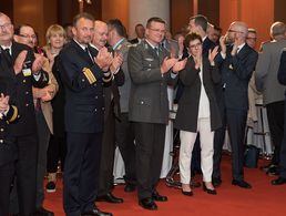 Mehr als 500 Gäste kamen zum Parlamentarischen Abend des DBwV. Selbstverständlich konnte Oberstleutnant André Wüstner auch Verteidigungsministerin Annegret Kramp-Karrenbauer begrüßen. Foto: DBwV/Yann Bombeke