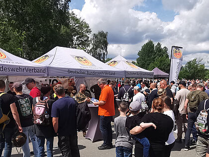 Richtig viel los: Am Stand des Deutschen BundeswehrVerbandes in Munster, der „Hauptstadt des Heeres“. Foto: LV Nord