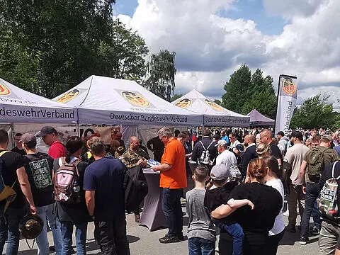 Richtig viel los: Am Stand des Deutschen BundeswehrVerbandes in Munster, der „Hauptstadt des Heeres“. Foto: LV Nord
