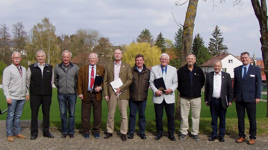 Dank an langjährige Mitglieder: Vorsitzender Karl-Heinz Buld (v. l.), Ehrenvorsitzender Hubertus Fromm, Reinhold Galla, Dieter Behnke, Achim Stehno, Georg Stretz, Helmut Dürbeck, Werner Bluszcz, Hans-Jürgen Berghäuser und Bernhard Hauber. Foto: Peter Vietze