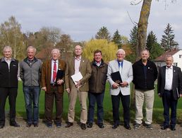 Dank an langjährige Mitglieder: Vorsitzender Karl-Heinz Buld (v. l.), Ehrenvorsitzender Hubertus Fromm, Reinhold Galla, Dieter Behnke, Achim Stehno, Georg Stretz, Helmut Dürbeck, Werner Bluszcz, Hans-Jürgen Berghäuser und Bernhard Hauber. Foto: Peter Vietze