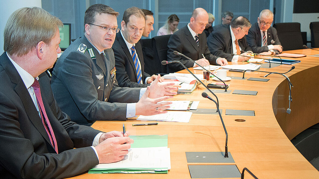 Oberstleutnant André Wüstner (2.v.l.) in der AGV, neben ihm Henning Otte (M.), verteidigunspolitischer Sprecher der Union Foto: DBwV/Hepner