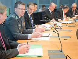 Oberstleutnant André Wüstner (2.v.l.) in der AGV, neben ihm Henning Otte (M.), verteidigunspolitischer Sprecher der Union Foto: DBwV/Hepner