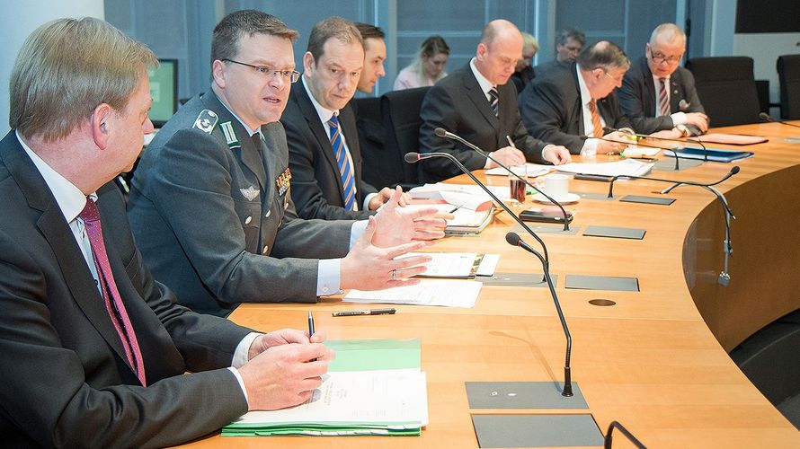 Oberstleutnant André Wüstner (2.v.l.) in der AGV, neben ihm Henning Otte (M.), verteidigunspolitischer Sprecher der Union Foto: DBwV/Hepner