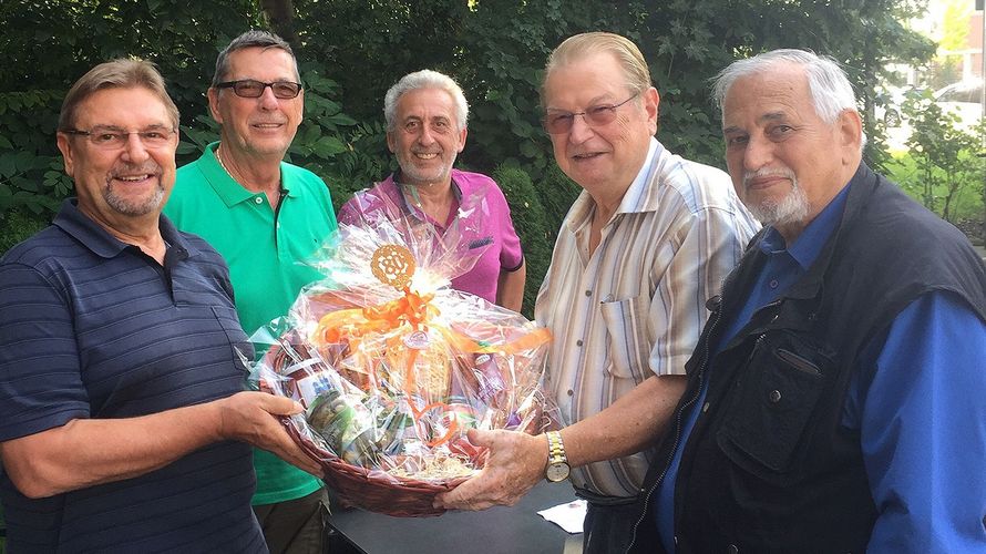 Stabsfeldwebel a.D. Josef Bschleipfer (r.) möchte den Vorsitz abgeben – hier mit dem stellvertretenden Vorsitzenden Stabsfeldwebel a.D. Michael Lipp (l.) beim 80. Geburtstag von Beisitzer Hauptmann a.D. Josef Billing (2.v.r.). Foto: DBwV