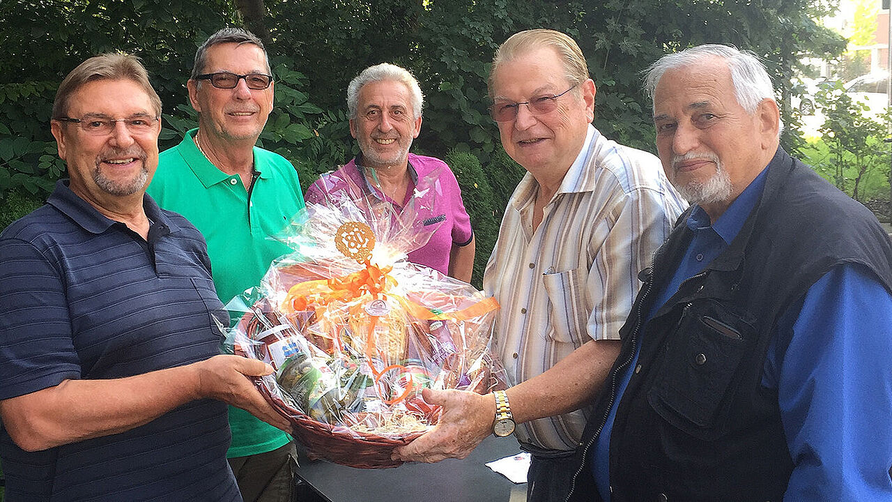 Stabsfeldwebel a.D. Josef Bschleipfer (r.) möchte den Vorsitz abgeben – hier mit dem stellvertretenden Vorsitzenden Stabsfeldwebel a.D. Michael Lipp (l.) beim 80. Geburtstag von Beisitzer Hauptmann a.D. Josef Billing (2.v.r.). Foto: DBwV