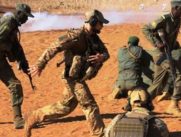 Bundeswehrsoldaten begleiten die Schießausbildung malischer Streitkräfte bei EUTM. Foto: Bundeswehr/PAO EUTM Mali