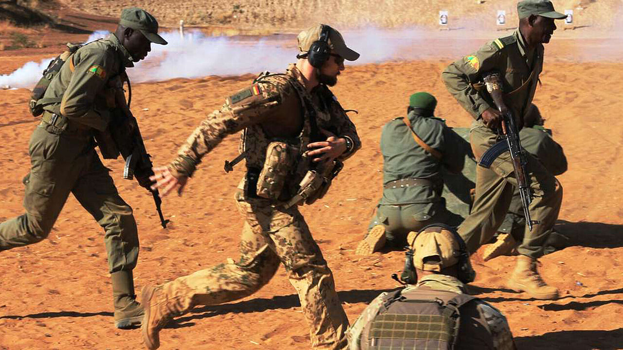 Bundeswehrsoldaten begleiten die Schießausbildung malischer Streitkräfte bei EUTM. Foto: Bundeswehr/PAO EUTM Mali
