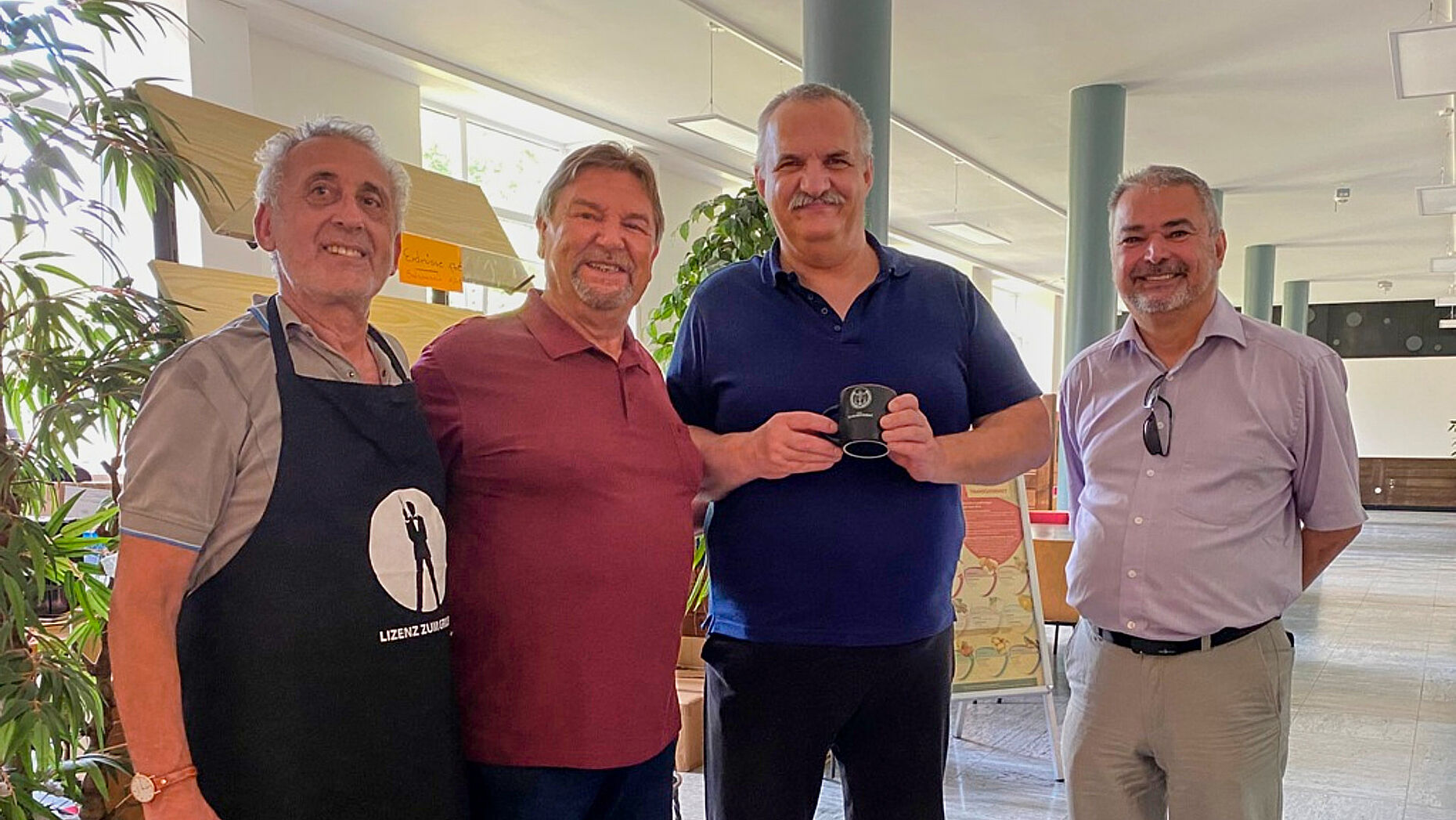 Der Dank des Vorsitzenden Michael Lipp (2.von rechts) ging einerseits an Stabsfeldwebel a.D. Yervant Sarioglu und mit einer DBwV-Tasse an Heimbetriebsleiter Thomas Schipf, der den Service rund um das Grillfest gewährte. Fotos: sKERH Augsburg