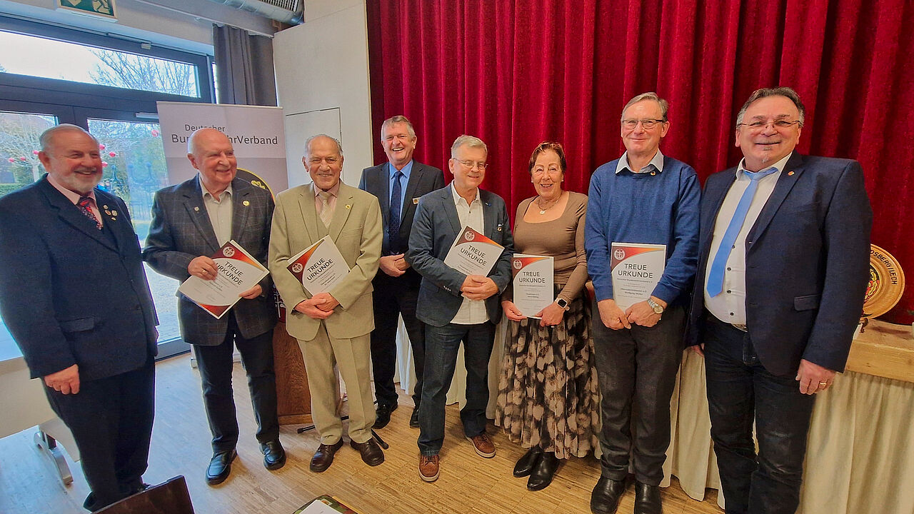 Nach der Ehrung langjähriger Mitglieder: Vorsitzender Toni Rathgeb, Oberst a.D. Konrad Geißler und Oberstleutnant a.D. Dr. Alois Koch (für 60 Jahre), Vorsitzender ERH Bernhard Hauber, Hauptmann a.D. Karl Heinz Harbeck, Gabi Röhling, Oberstabsfeldwebel a.D. Wolfgang Müller (für 50 Jahre), Bezirksvorsitzender Franz Jung. Fotos: KERH Landsberg