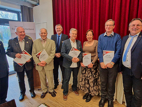 Nach der Ehrung langjähriger Mitglieder: Vorsitzender Toni Rathgeb, Oberst a.D. Konrad Geißler und Oberstleutnant a.D. Dr. Alois Koch (für 60 Jahre), Vorsitzender ERH Bernhard Hauber, Hauptmann a.D. Karl Heinz Harbeck, Gabi Röhling, Oberstabsfeldwebel a.D. Wolfgang Müller (für 50 Jahre), Bezirksvorsitzender Franz Jung. Fotos: KERH Landsberg