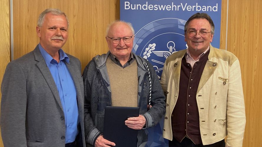 KERH-Vorsitzender Oberstabsfeldwebel a.D. Peter Schierle (l.) und Bezirksvorsitzender Stabsfeldwebel a.D. Franz Jung (r.) zeichneten Hauptmann a.D. Gustav Hespeler mit der Treueurkunde aus. Foto: Johann Baars