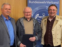 KERH-Vorsitzender Oberstabsfeldwebel a.D. Peter Schierle (l.) und Bezirksvorsitzender Stabsfeldwebel a.D. Franz Jung (r.) zeichneten Hauptmann a.D. Gustav Hespeler mit der Treueurkunde aus. Foto: Johann Baars