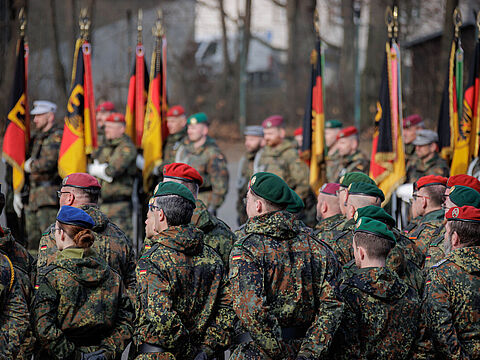 Soldaten stehen auf dem Paradeplatz bei der feierlichen Übergabe der Heimatschutzkräfte an das Heer und dem feierlichen Aufstellungsappell der Heimatschutzdivision in der Julius-Leber-Kaserne in Berlin. Foto: Bundeswehr/Marco Dorow