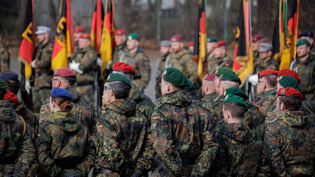 Soldaten stehen auf dem Paradeplatz bei der feierlichen Übergabe der Heimatschutzkräfte an das Heer und dem feierlichen Aufstellungsappell der Heimatschutzdivision in der Julius-Leber-Kaserne in Berlin. Foto: Bundeswehr/Marco Dorow