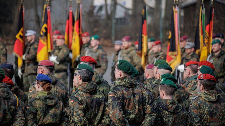 Soldaten stehen auf dem Paradeplatz bei der feierlichen Übergabe der Heimatschutzkräfte an das Heer und dem feierlichen Aufstellungsappell der Heimatschutzdivision in der Julius-Leber-Kaserne in Berlin. Foto: Bundeswehr/Marco Dorow