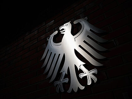 Der Bundesadler am Eingang zur Zentrale des Bundesnachrichtendienstes in Berlin. BND und Verfassungsschutz sollen künftig als Reaktion auf die veränderte sicherheitspolitische Lage mehr Befugnisse erhalten. Foto: picture alliance/dpa | Sebastian Gollnow