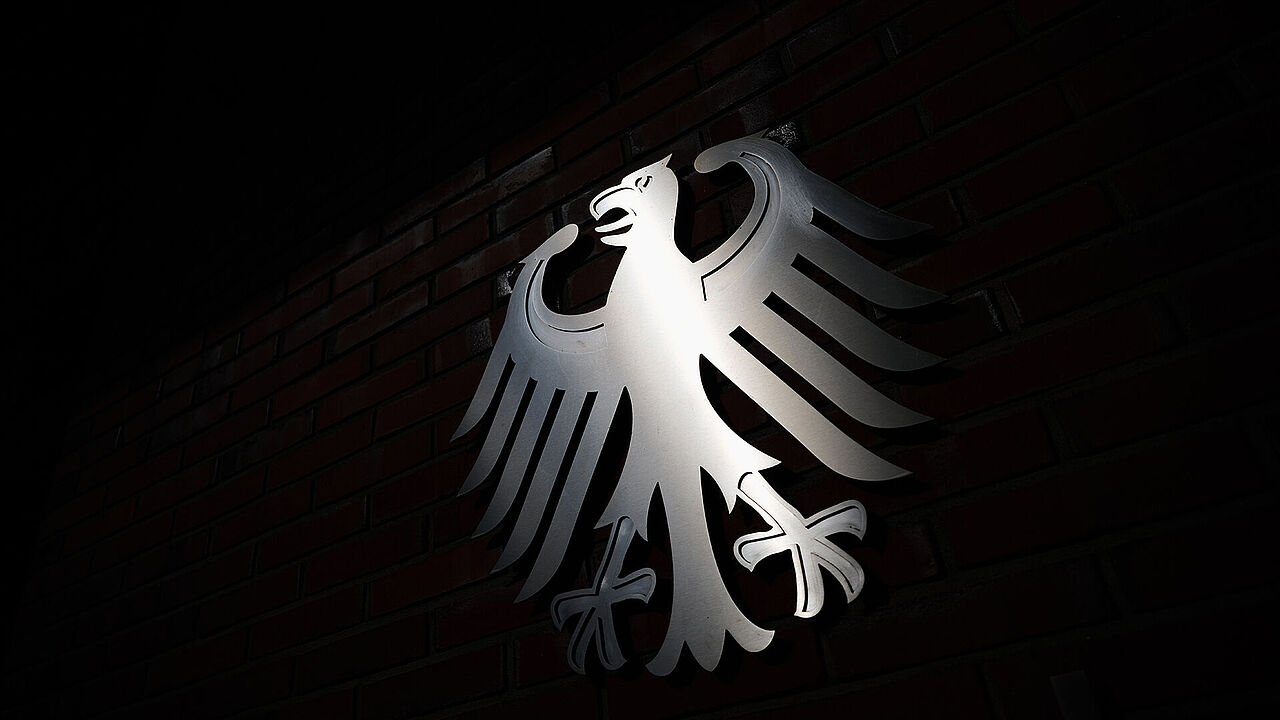 Der Bundesadler am Eingang zur Zentrale des Bundesnachrichtendienstes in Berlin. BND und Verfassungsschutz sollen künftig als Reaktion auf die veränderte sicherheitspolitische Lage mehr Befugnisse erhalten. Foto: picture alliance/dpa | Sebastian Gollnow