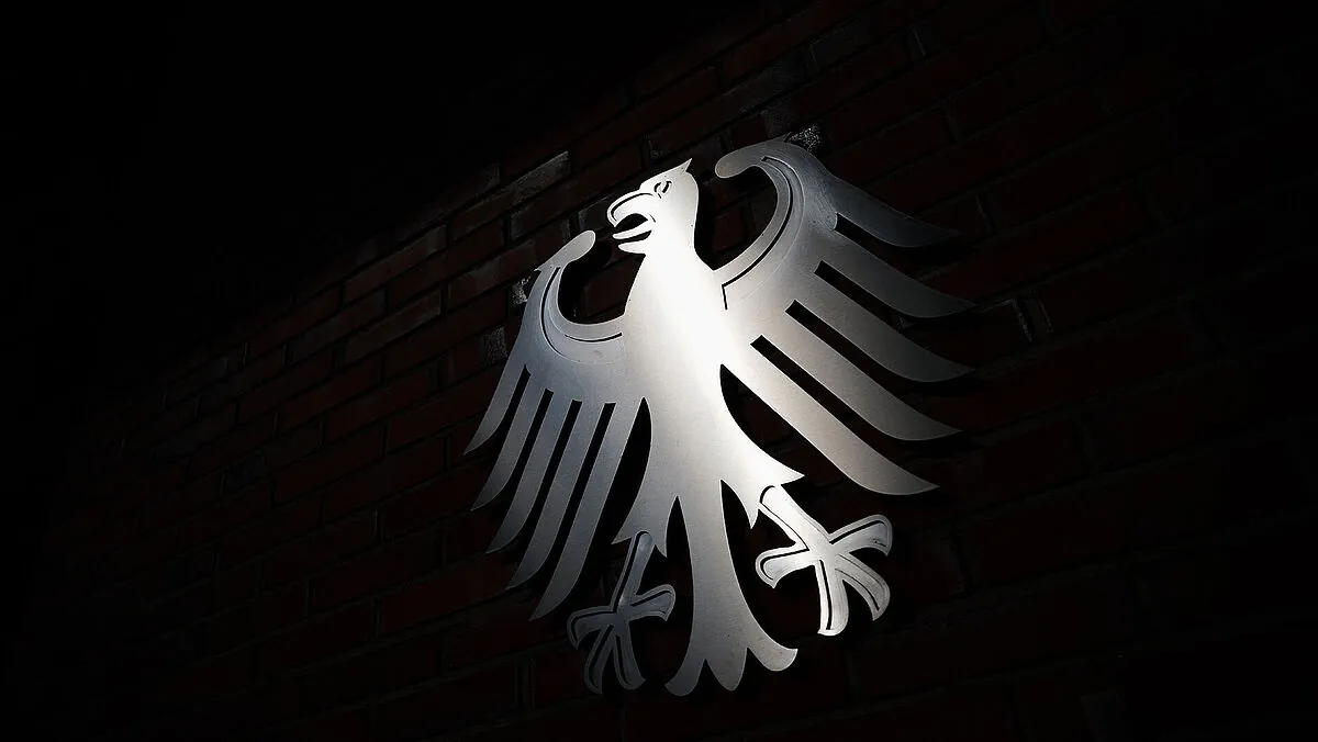 Der Bundesadler am Eingang zur Zentrale des Bundesnachrichtendienstes in Berlin. BND und Verfassungsschutz sollen künftig als Reaktion auf die veränderte sicherheitspolitische Lage mehr Befugnisse erhalten. Foto: picture alliance/dpa | Sebastian Gollnow