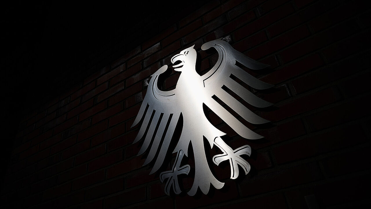 Der Bundesadler am Eingang zur Zentrale des Bundesnachrichtendienstes in Berlin. BND und Verfassungsschutz sollen künftig als Reaktion auf die veränderte sicherheitspolitische Lage mehr Befugnisse erhalten. Foto: picture alliance/dpa | Sebastian Gollnow