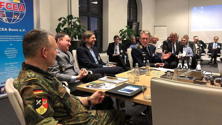 Die besten technologischen Lösungen seien nicht hilfreich, wenn sie der Truppe vor Ort nicht zur Verfügung stehen, sagte Hauptmann Andreas Steinmetz (am Tisch sitzend, r.) bei der Podiumsdiskussion der AFCEA. Foto: DBwV/Görlich