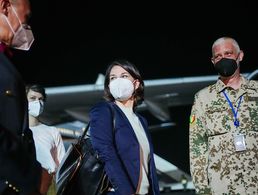 Außenministerin Annalena Baerbock wird vor dem Airbus 340 der Luftwaffe auf dem Flughafen von Dietrich Pohl, deutscher Botschafter in Mali, und Carsten Boos (r.), Militärattaché, empfangen. picture alliance/dpa | Kay Nietfeld