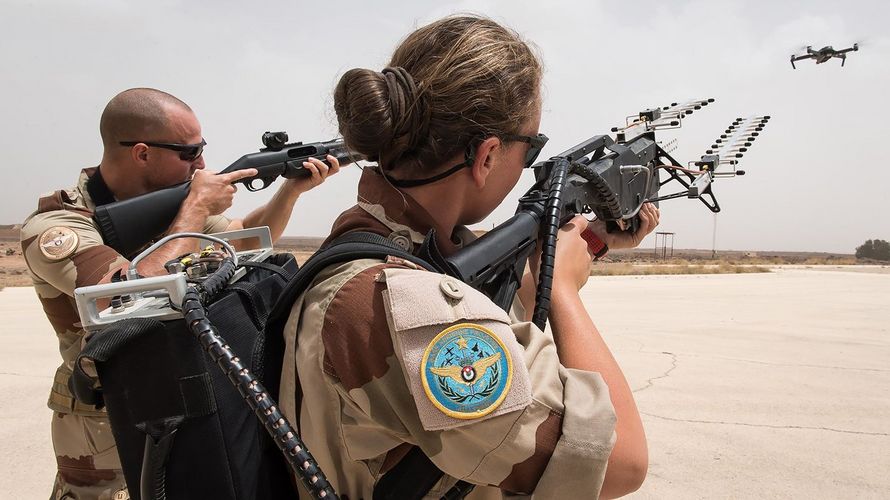 Französische Soldaten demonstrieren die Abwehr von Kleindrohnen.