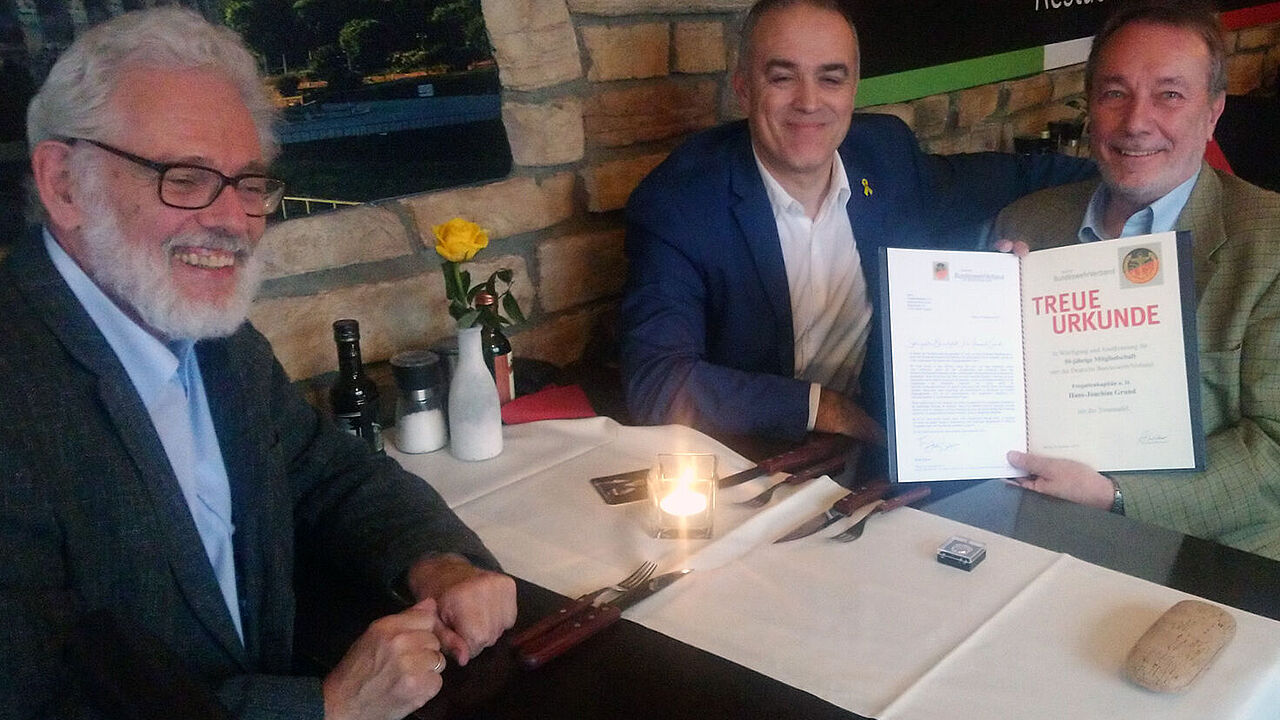 Fregattenkapitän a.D. Hanjo Grund gehört zu den „alten  Fahrensmännern“ im DBwV, jetzt wurde er für eine 5ojährige Mitgliedschaft geehrt. Foto: DBwV