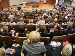 Soldaten an der Führungsakademie erwarten eine Rede von Verteidigungsministerin Ursula von der Leyen. (Archivfoto: dpa)