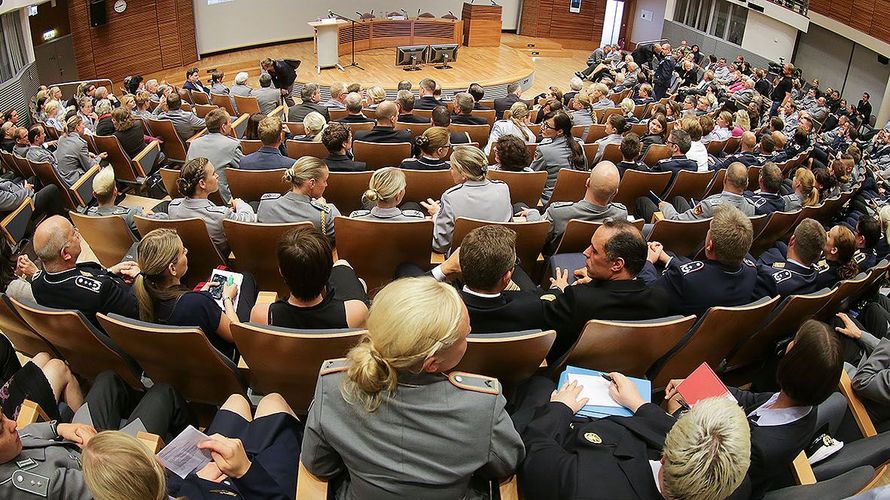 Soldaten an der Führungsakademie erwarten eine Rede von Verteidigungsministerin Ursula von der Leyen. (Archivfoto: dpa)