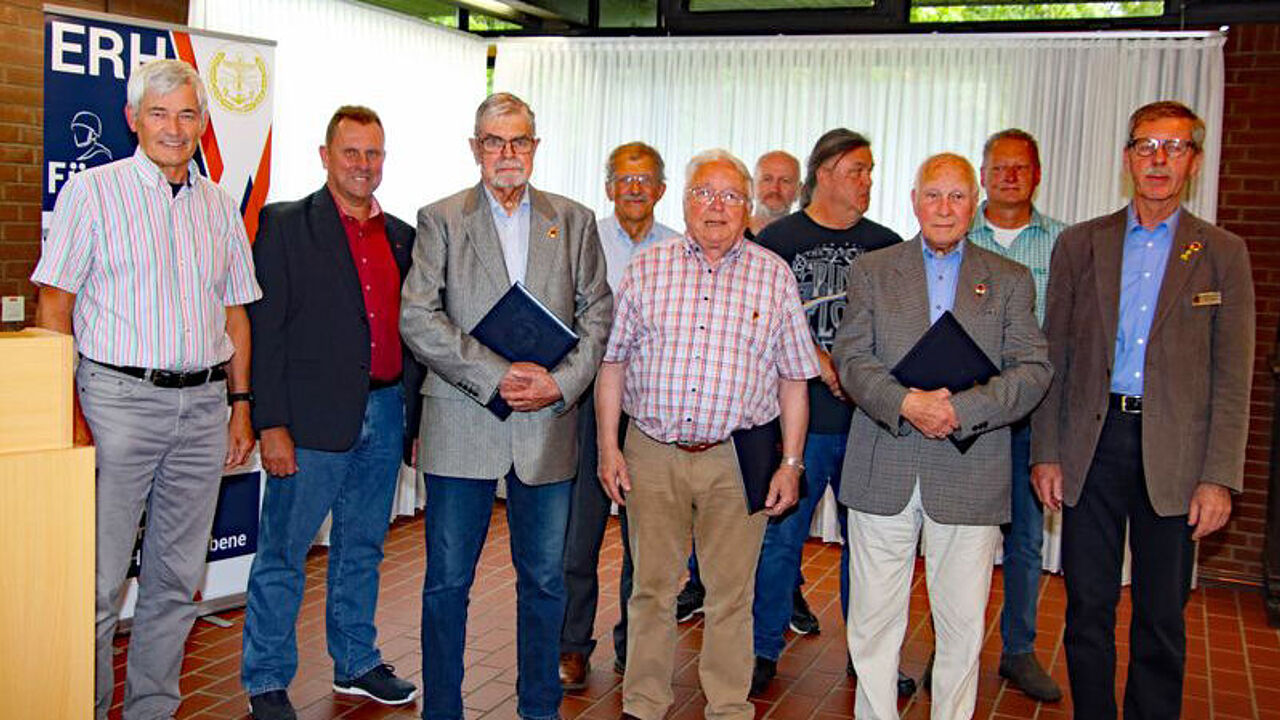 Der Vorsitzende Ortwin Timm mit den geehrten Kameraden. Foto: LV Nord